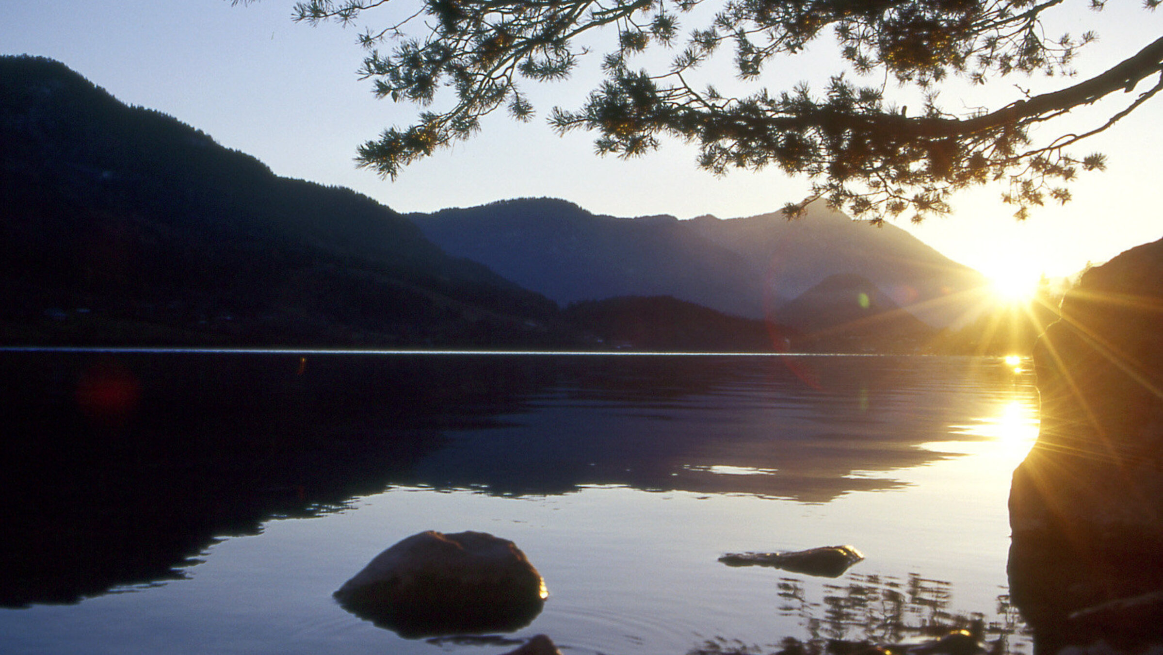 "Traun - Ein Fluss wie ein Kristall" - Der Grundlsee bei Sonnenuntergang.