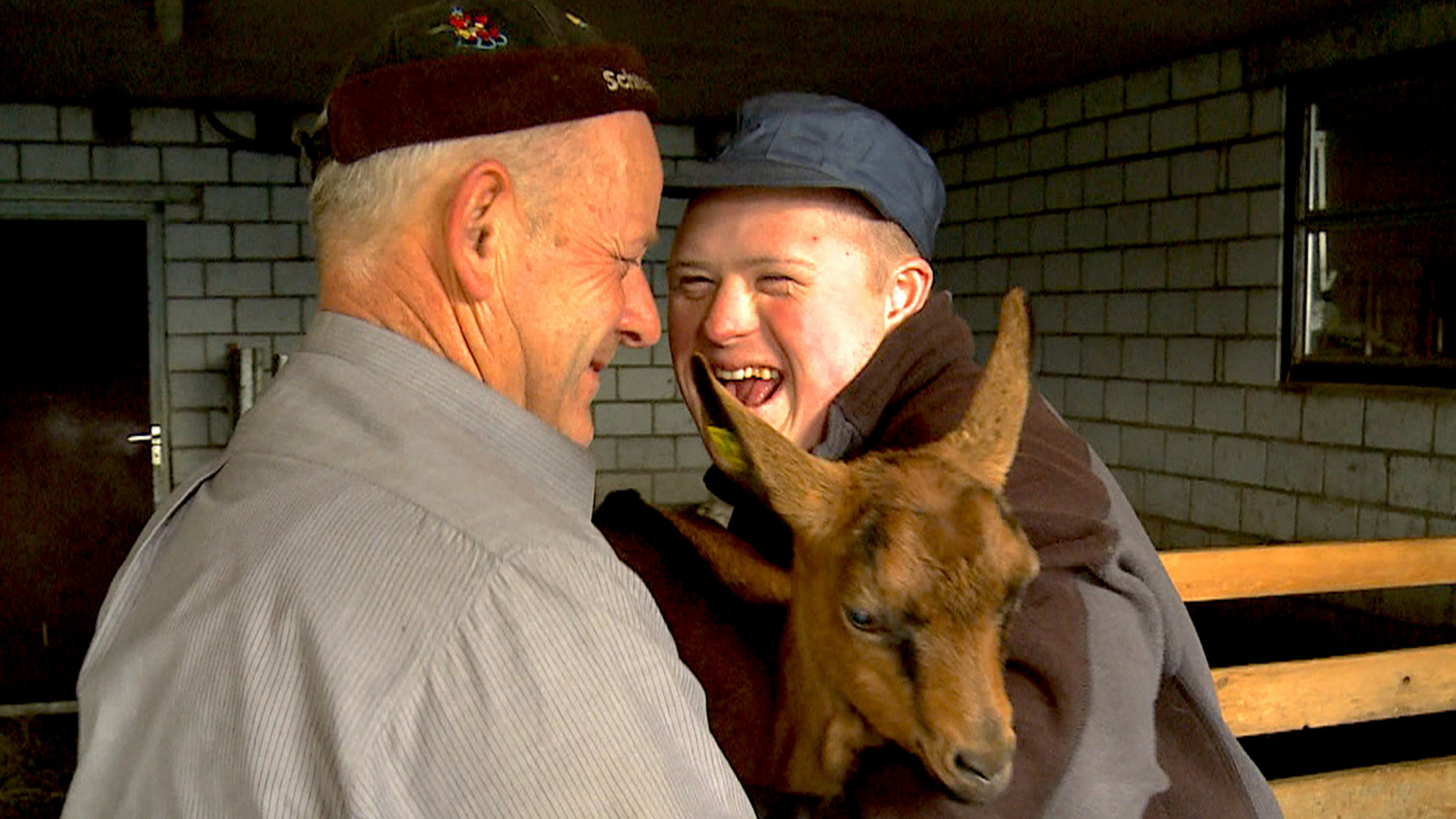"Der Wildheuer" - Vater Sepp Gisler schaute, dass Dominik, der Sohn mit Downsyndrom, in die Arbeit auf dem Bergbauernhof integriert war.