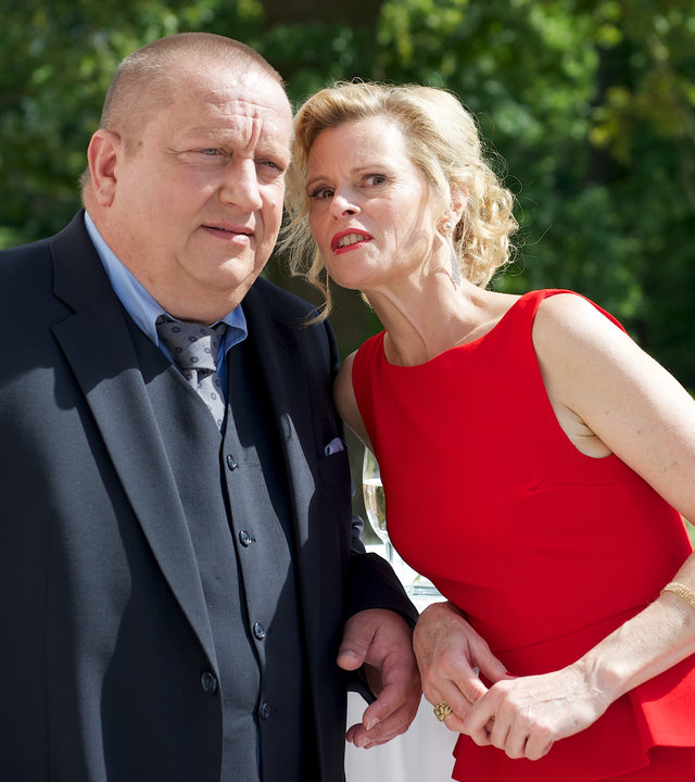 "SOKO Wismar - Klassentreffen": Jan Reuter (Udo Kroschwald) und Vera Tanner (Leslie Malton) stehen dicht nebeneinander im Freien und unterhalten sich. Sie hat ein auffällig rotes Kleid an. Im Hintergrund ist ein runder Stehtisch mit weißer Tischdecke zu erkennen.