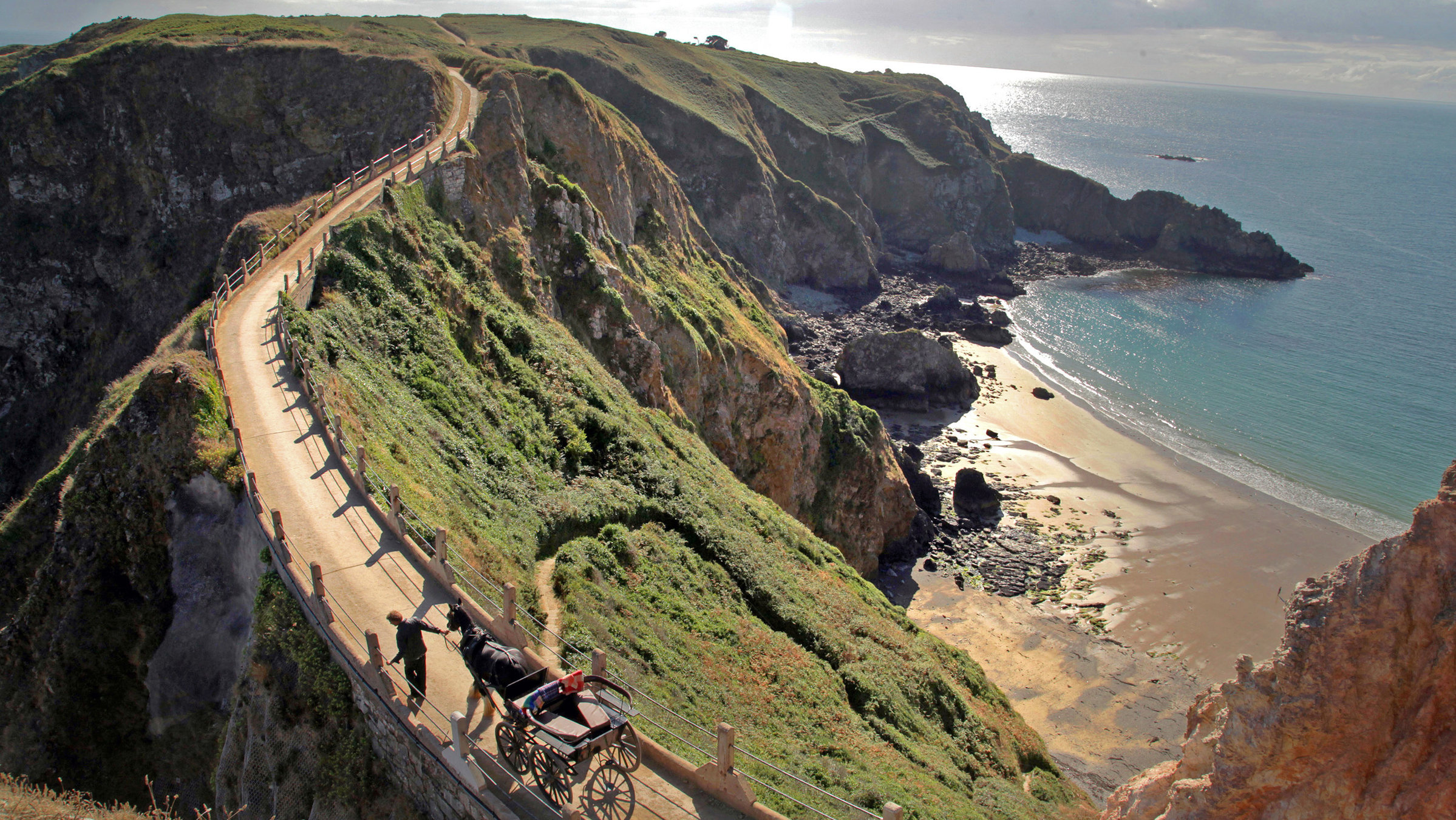 "Was kostet die Welt - Monopoly um eine Insel": Auf Sark, einer kleinen Insel im Ärmelkanal, tobt ein erbitterter Kampf. Die 600 Einwohner wehren sich gegen massiven Landkauf und Großinvestitionen durch zwei Milliardäre. Vor idyllischer Kulisse entfaltet sich ein erbitterter Kampf um Demokratie, Meinungs- und Pressefreiheit sowie die Auslegung der Rechtslage. So wirft der Film fundamentale, aktuelle Fragen auf nach sozialer Verantwortung, den Schlupflöchern der Finanzindustrie und den Herausforderungen, sich diesen Strategien zu widersetzen. -Überblick über die Insel Sark vor der normannischen Küste Frankreichs.