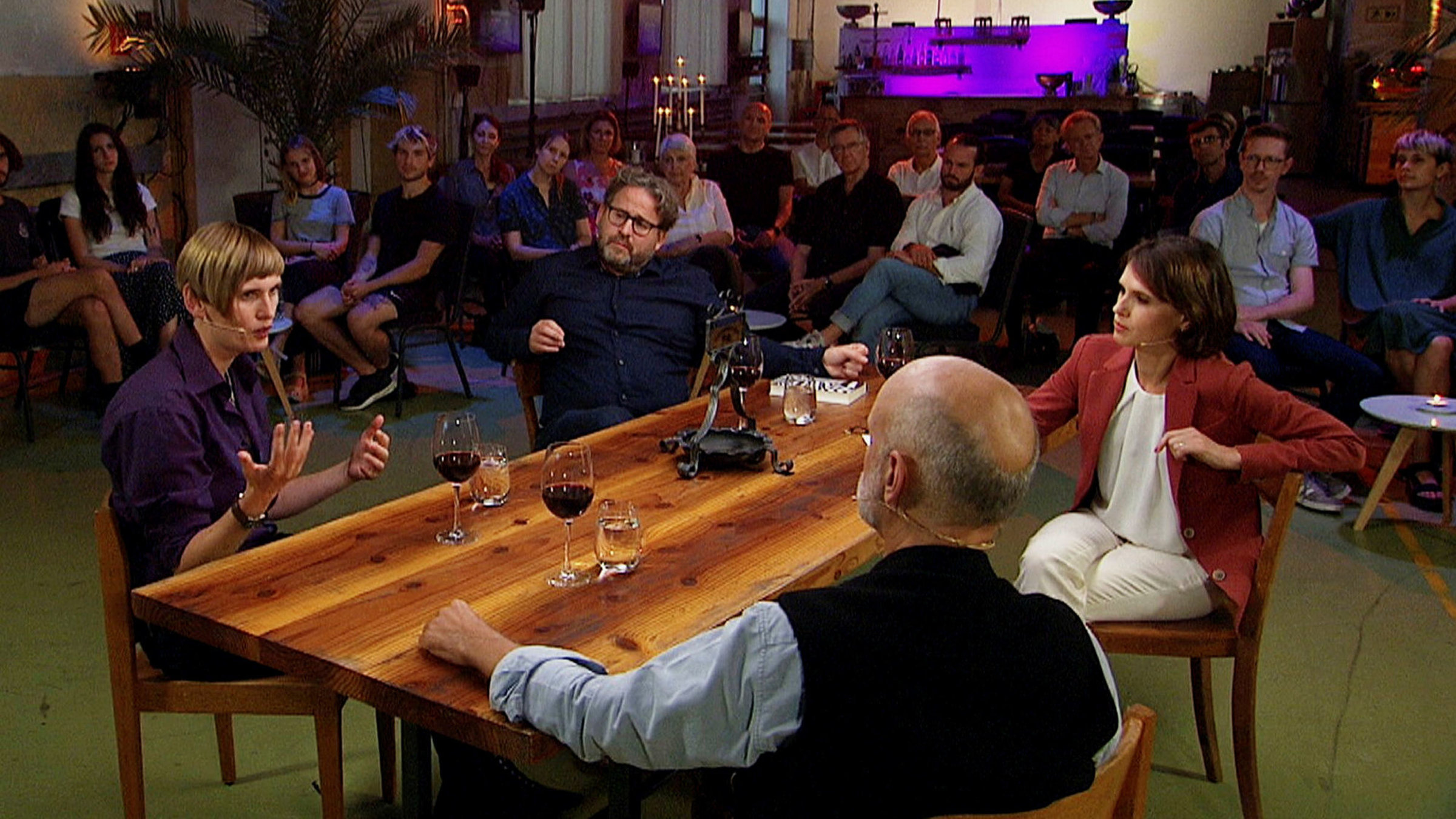 "Philosophischer Stammtisch: Eigentum - Fluch oder Segen": Der philosophische Stammtisch: Eva von Redecker, Wolfram Eilenberger, Barbara Bleisch, Francis Cheneva.