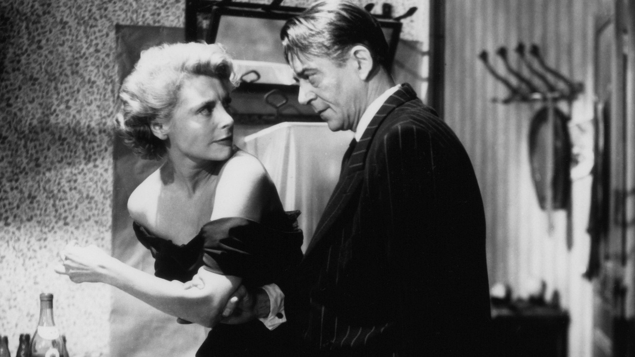 "Rififi": Tony „der Sanfte” (Jean Servais) kommt nach fünf Jahren Gefängnis zurück nach Paris und muss feststellen, dass seine Verflossene Mado (Marie Sabouret) jetzt mit dem berüchtigten Nachtclubbesitzer Pierre Grutter zusammen ist.