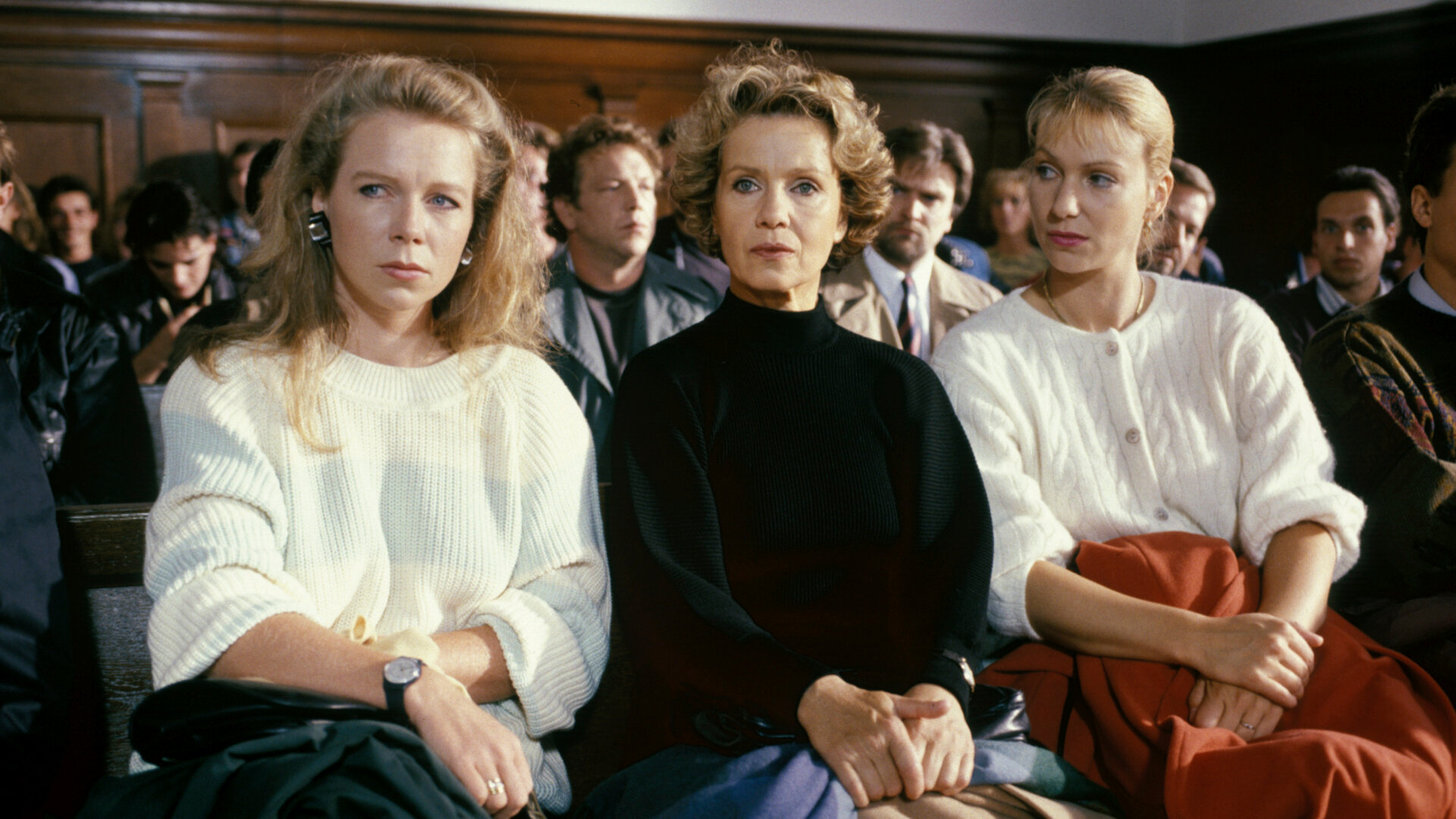 "Diese Drombuschs - Der Weg zurück": Tina (Marion Kracht), Vera (Witta Pohl) und Marion (Sabine Kaack) sitzen nebeneinander im Gerichtssaal.
