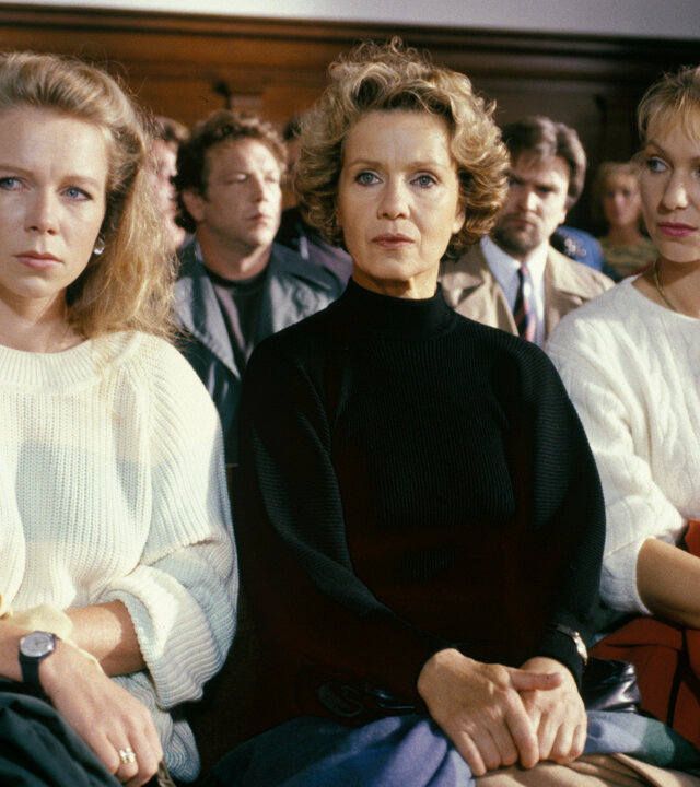 "Diese Drombuschs - Der Weg zurück": Tina (Marion Kracht), Vera (Witta Pohl) und Marion (Sabine Kaack) sitzen nebeneinander im Gerichtssaal.