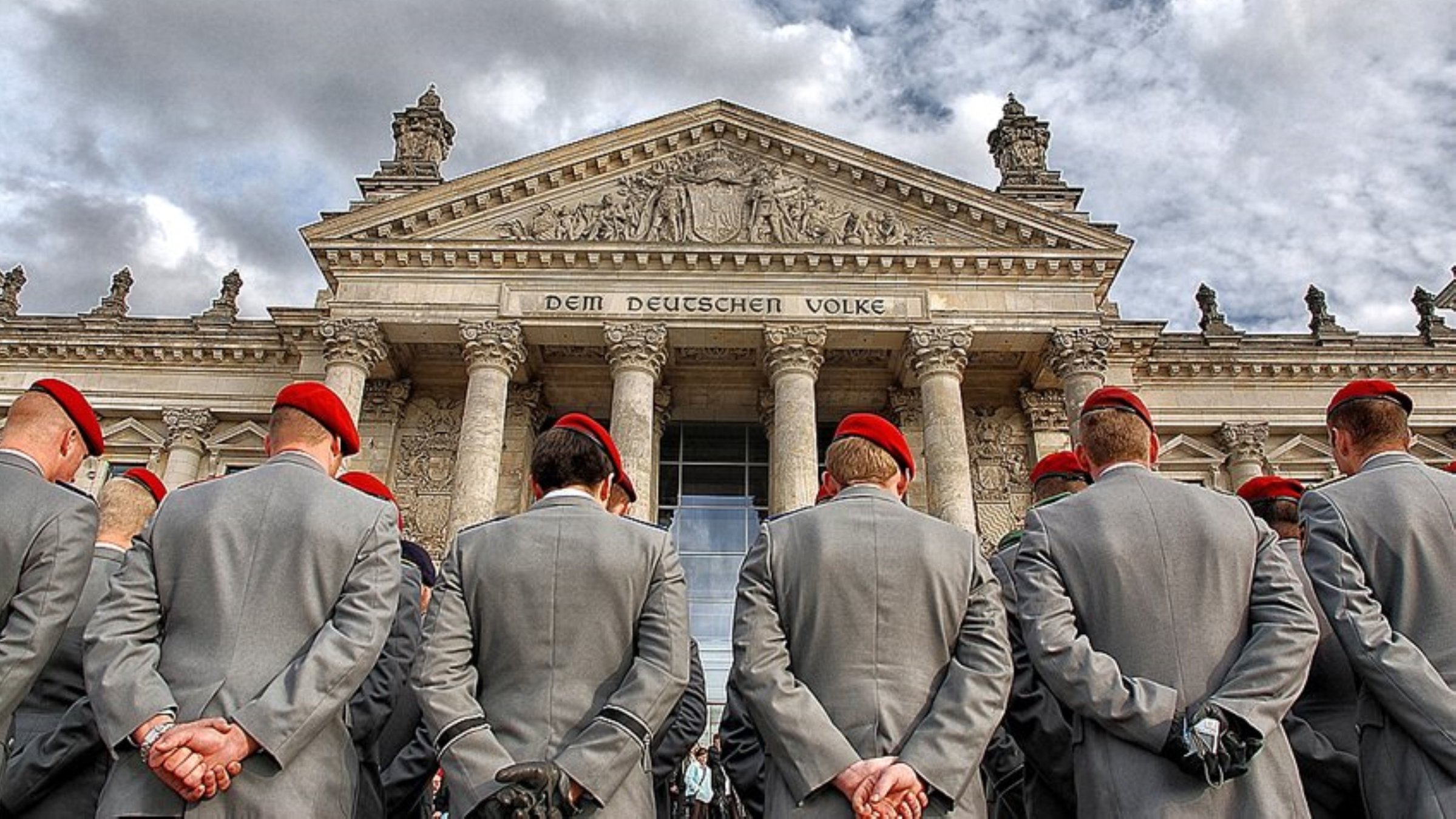 "ZDF-History: Deutschlands Soldaten - Vom Kaiserreich bis nach Afghanistan": Deutsche Soldaten stehen mit dem Rücken zur Kamera vor dem Reichstag.