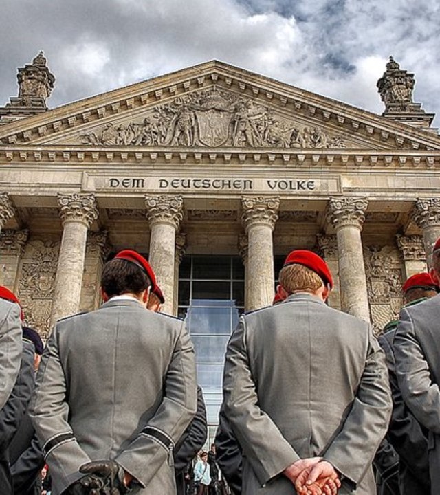 "ZDF-History: Deutschlands Soldaten - Vom Kaiserreich bis nach Afghanistan": Deutsche Soldaten stehen mit dem Rücken zur Kamera vor dem Reichstag.
