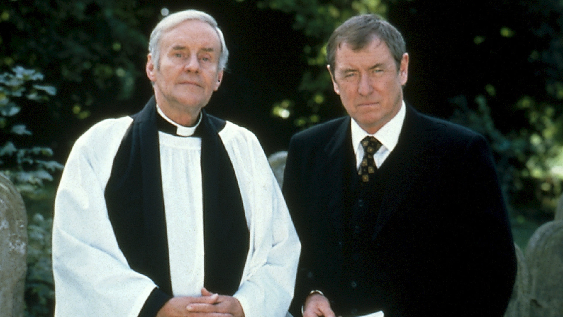 "Inspector Barnaby - Der Schatten des Todes": Pfarrer Stephen Wentworth (Richard Briers) und Inspector Barnaby (John Nettles) stehen nebeneinander und schauen in die Kamera.