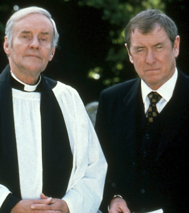 "Inspector Barnaby - Der Schatten des Todes": Pfarrer Stephen Wentworth (Richard Briers) und Inspector Barnaby (John Nettles) stehen nebeneinander und schauen in die Kamera.