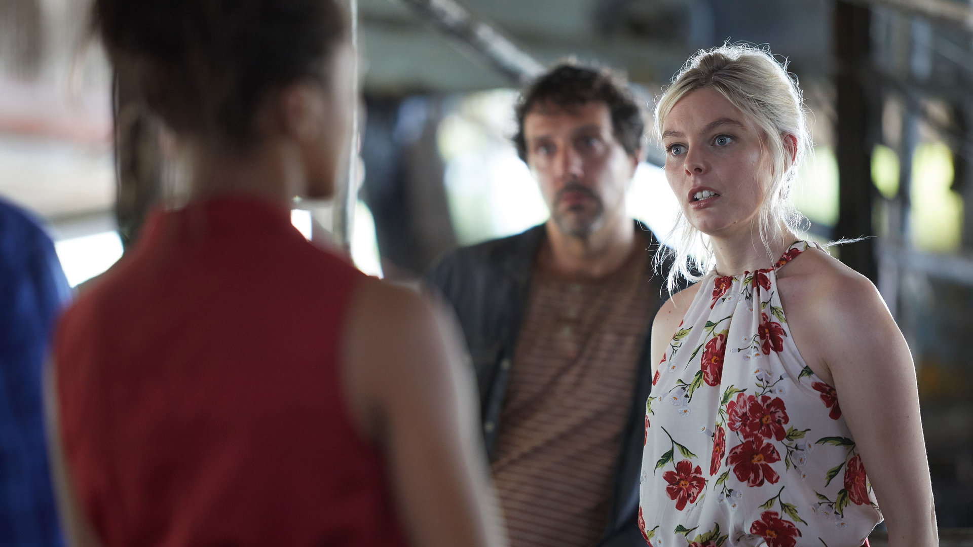 "Death in Paradise - Doppelmord": DS Madeleine Dumas (Aude Legastelois) spricht mit Assistentin Tabatha (Nell Hudson).
