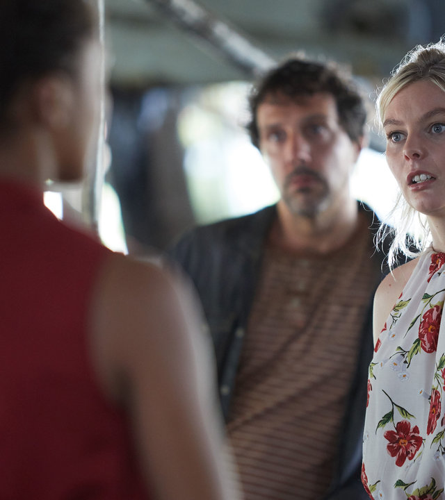 "Death in Paradise - Doppelmord": DS Madeleine Dumas (Aude Legastelois) spricht mit Assistentin Tabatha (Nell Hudson).