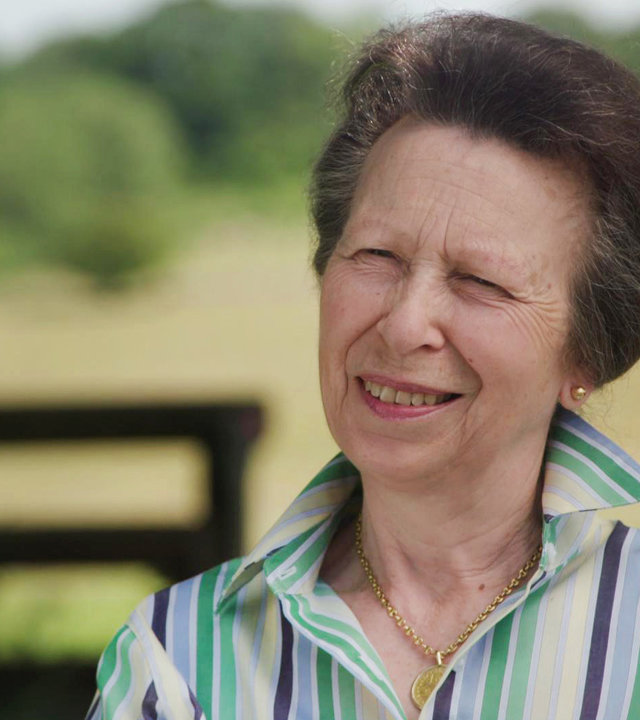 "ZDF-History: Princess Anne - Im Dienste Ihrer Majestät": Princess Anne im gestreiften Hemd vor einer Koppel in Gatcombe Park.