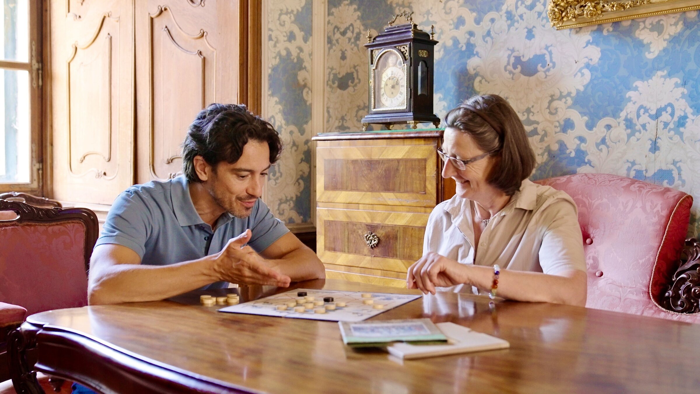 "Durchs Waldviertel wie zu Kaisers Zeiten": Von Gräfin Elisabeth Kuefstein erhält Stefano Bernardin auf Schloss Greillenstein charmante Nachhilfe in „Strategie“.