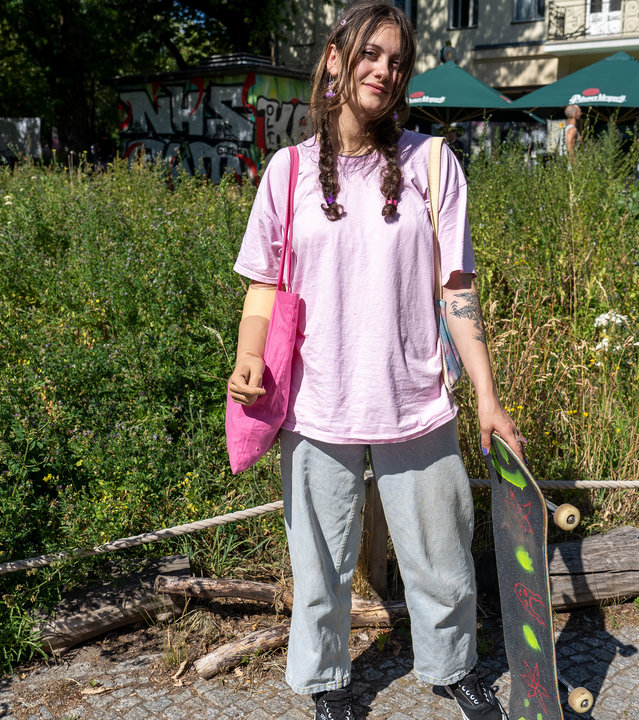 "37°Leben: Schicksalsschlag Amputation": Lina mit Skateboard steht vor Beet.