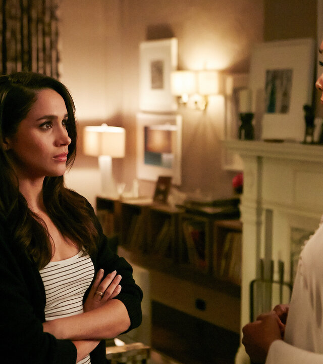 "Suits - 5 Jahre": Rachel (Meghan Markle, l.) und Jessica (Gina Torres) stehen sich in einem Wohnzimmer gegenüber. Dabei hat Rachel die Arme verschränkt und schaut ihre Gesprächspartnerin erwartungsvoll, angespannt an.