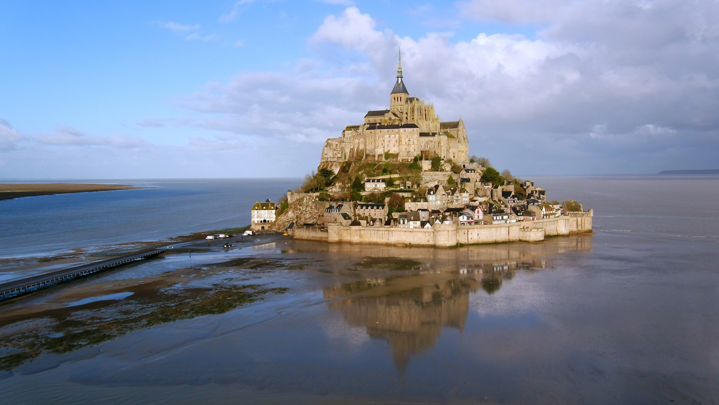 "Traumorte - Die Normandie": Der Klosterberg Mont St. Michel umgeben vom Meer.