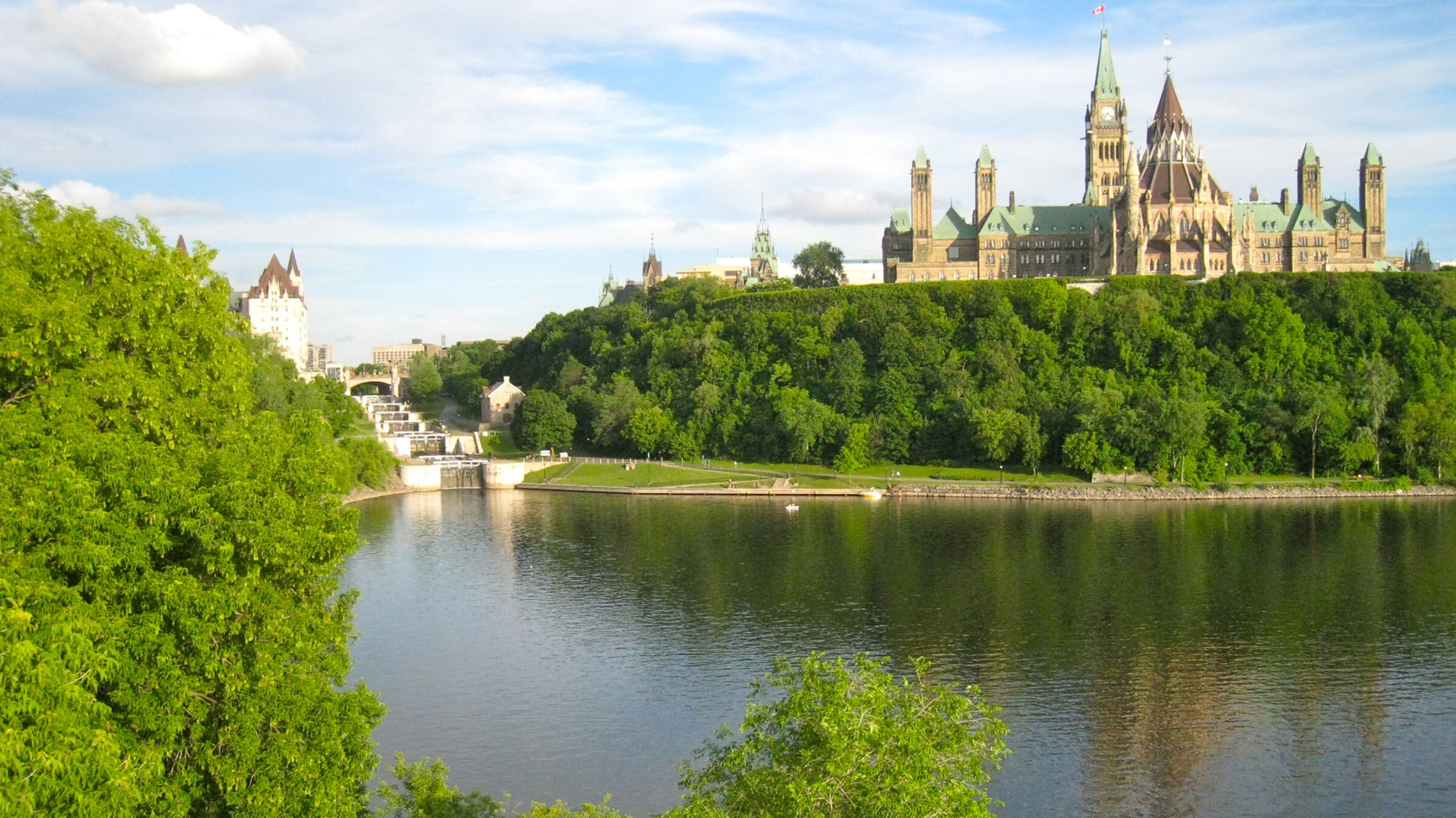 Rideau Kanal mit Parlamentsgebäude in Ottawa.