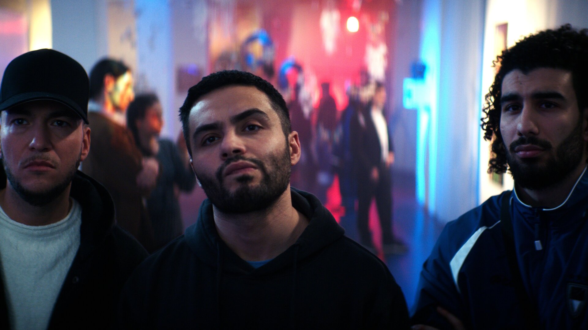 "Uncivilized - Charlie Hebdo": Kenan (Aram Arami) und seine Freunde Sascha (Patrick Phul) und Momo (Fatih Hatipoğlu) schauen irritiert nach vorne.