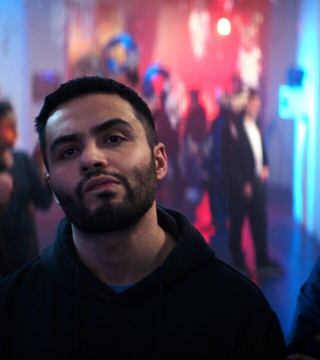 "Uncivilized - Charlie Hebdo": Kenan (Aram Arami) und seine Freunde Sascha (Patrick Phul) und Momo (Fatih Hatipoğlu) schauen irritiert nach vorne.