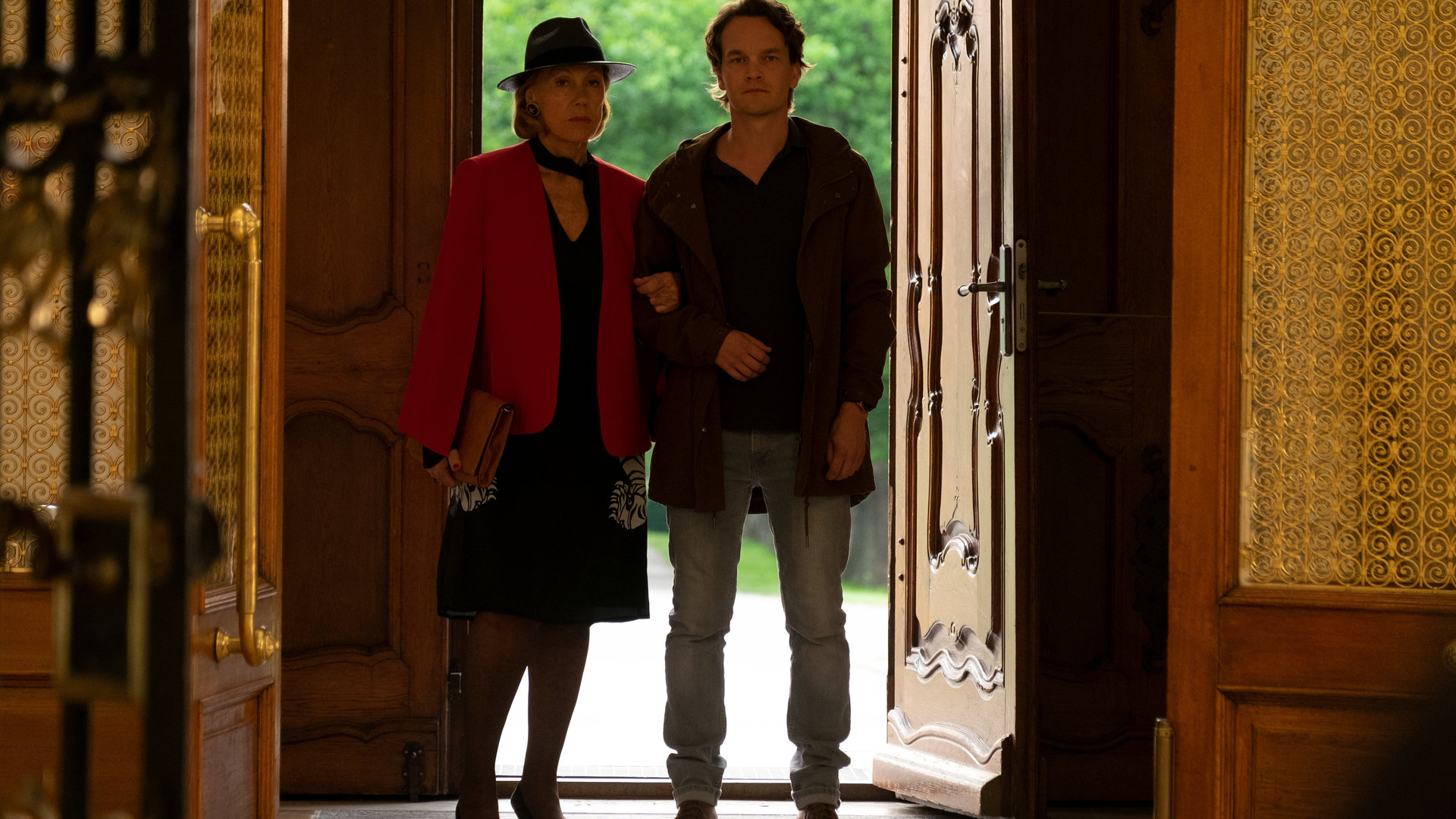 "Der Alte - Unvergessen": Isa von Wangenheim (Gaby Dohm) hat sich bei Tom Kupfer (Ludwig Blochberger) eingehängt, während sie den Eingang des Pflegeheims passieren.