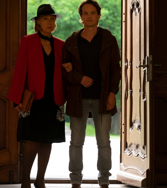 "Der Alte - Unvergessen": Isa von Wangenheim (Gaby Dohm) hat sich bei Tom Kupfer (Ludwig Blochberger) eingehängt, während sie den Eingang des Pflegeheims passieren.