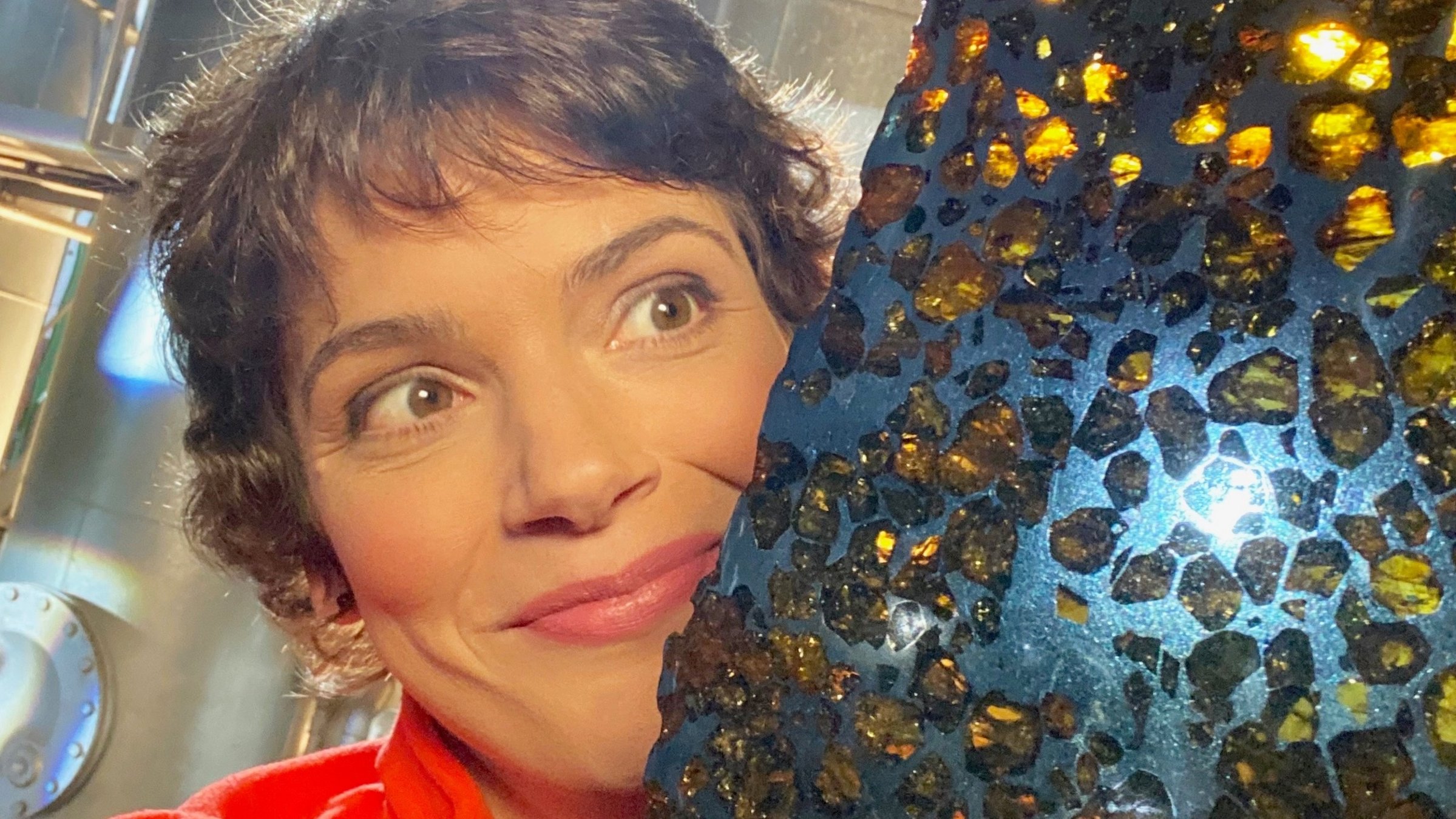 "Terra Xpress - Mysteriöses Deutschland: Was geschah in dieser Stunde?": Die Moderatorin Lena Ganschow zeigt einen Meteoriten ganz nah in die Kamera.