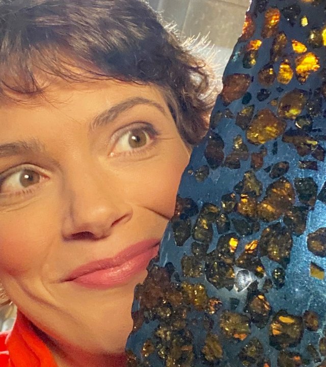"Terra Xpress - Mysteriöses Deutschland: Was geschah in dieser Stunde?": Die Moderatorin Lena Ganschow zeigt einen Meteoriten ganz nah in die Kamera.