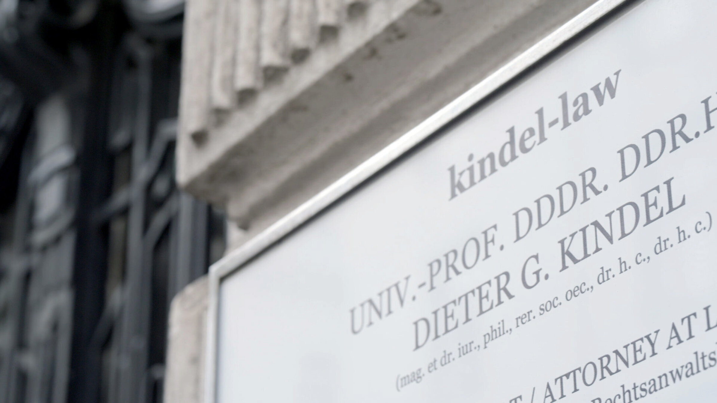 "Österreich - Land der Titel": Manche Menschen haben 8 akademische Titel so auch der Anwalt Dieter Kindel, der fleißig studierte.