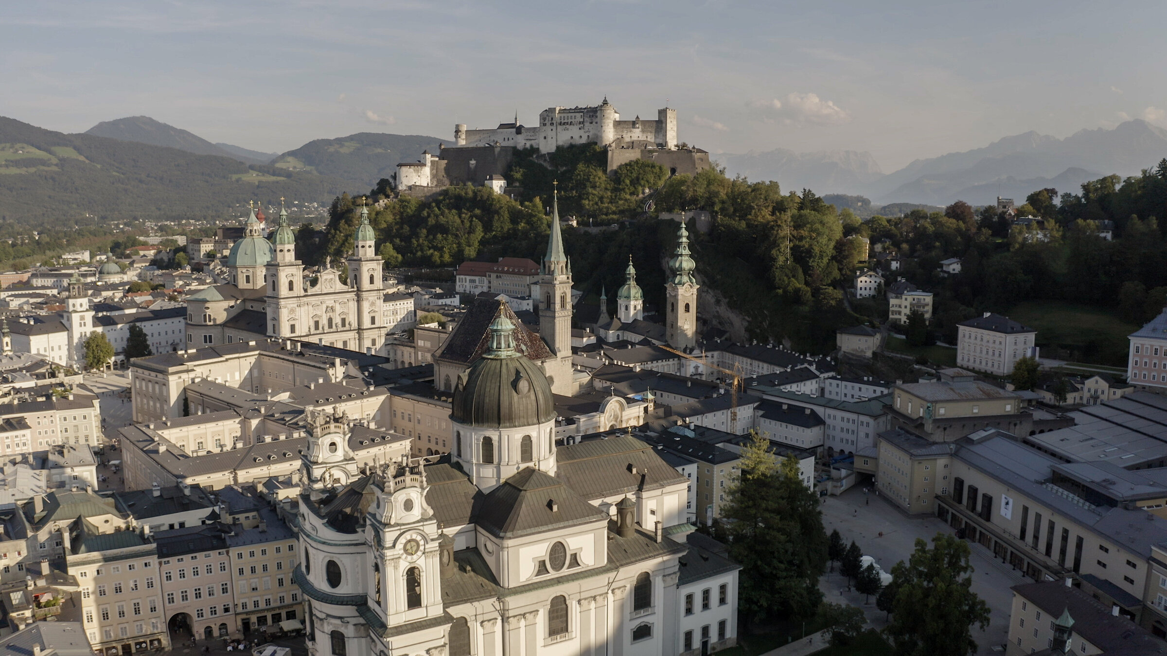 "Österreichs Erbe für die Welt - Meisterwerke, Urwälder und Prachtbauten (2)": Blick über Salzburger Altstadt und Festung Salzburg.