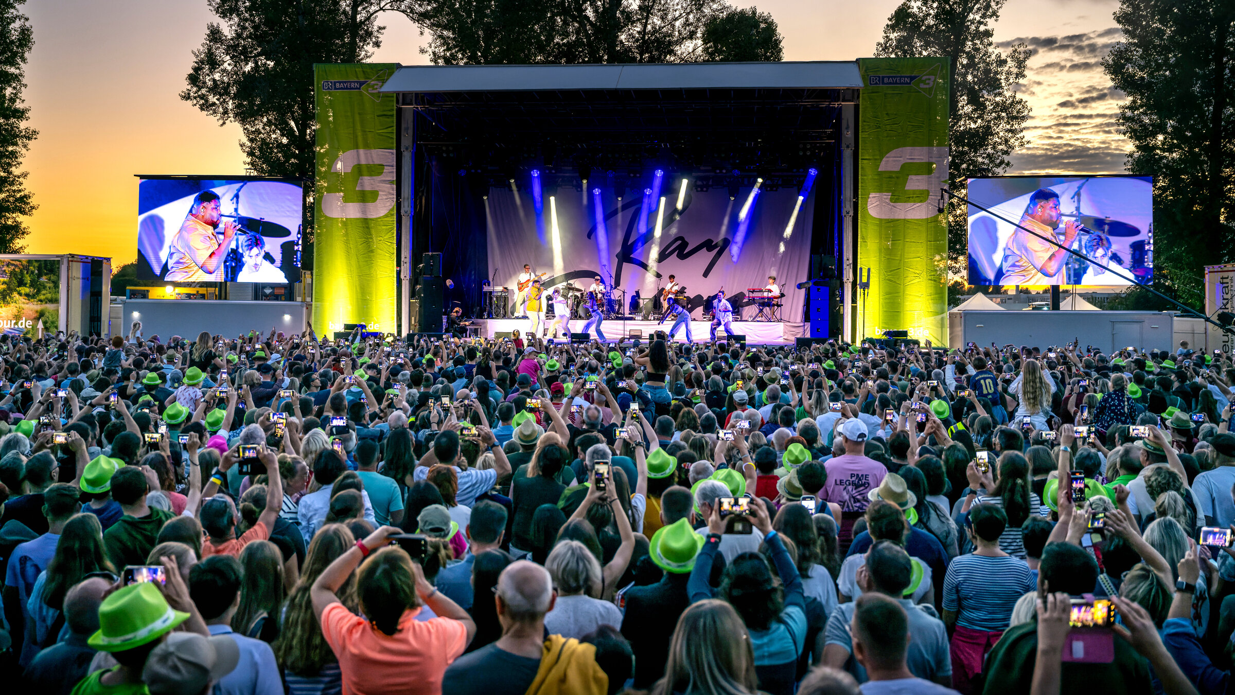 "Ray Dalton": BAYERN 3-Abend in Herrieden: Ray Dalton. Begeistertes Publikum beim Konzert.