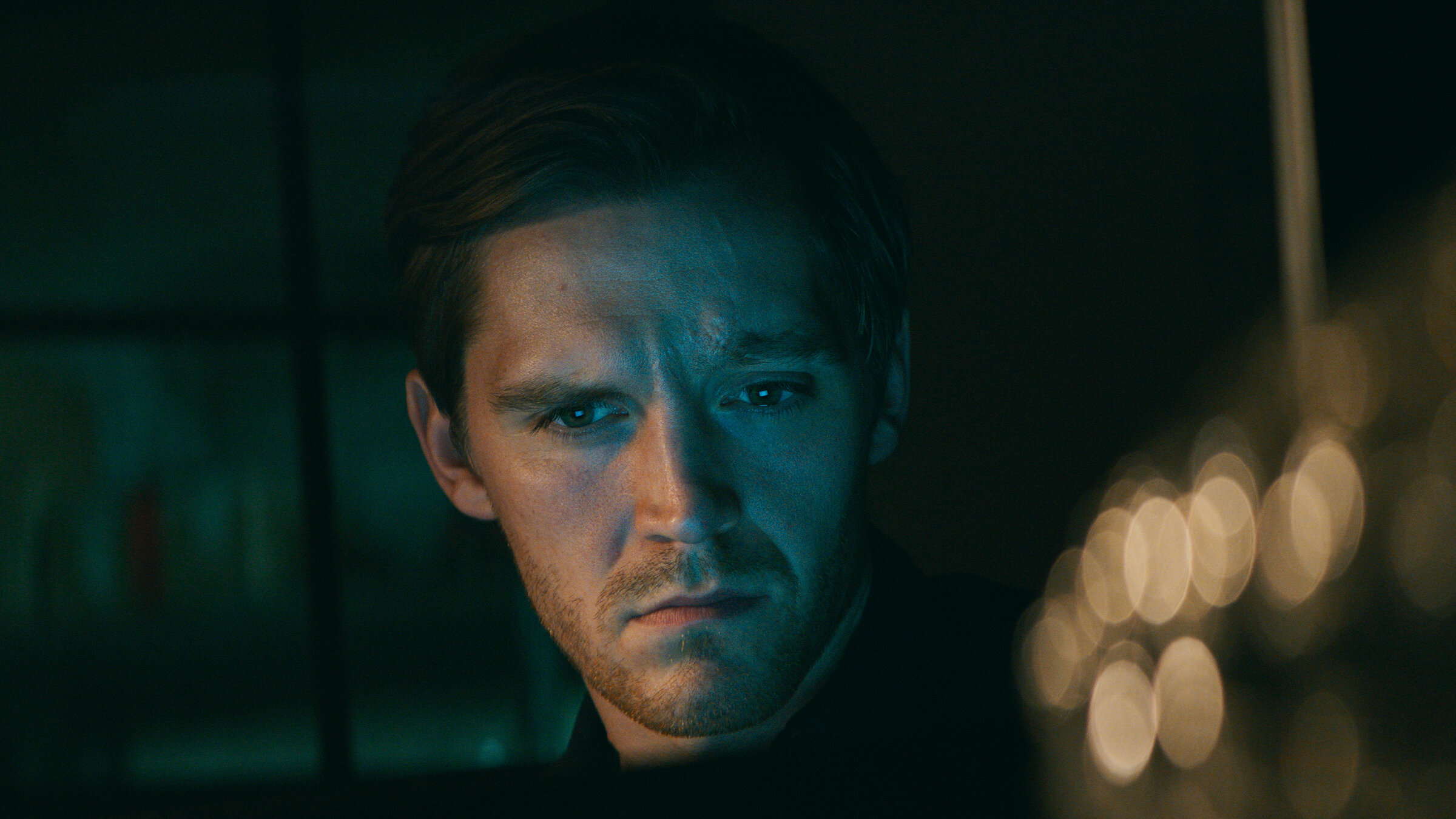 "Concordia - Tödliche Utopie (3) - Die Faceless": Nahaufnahme: Leon (Jonas Nay) steht in einem dunklen Raum.