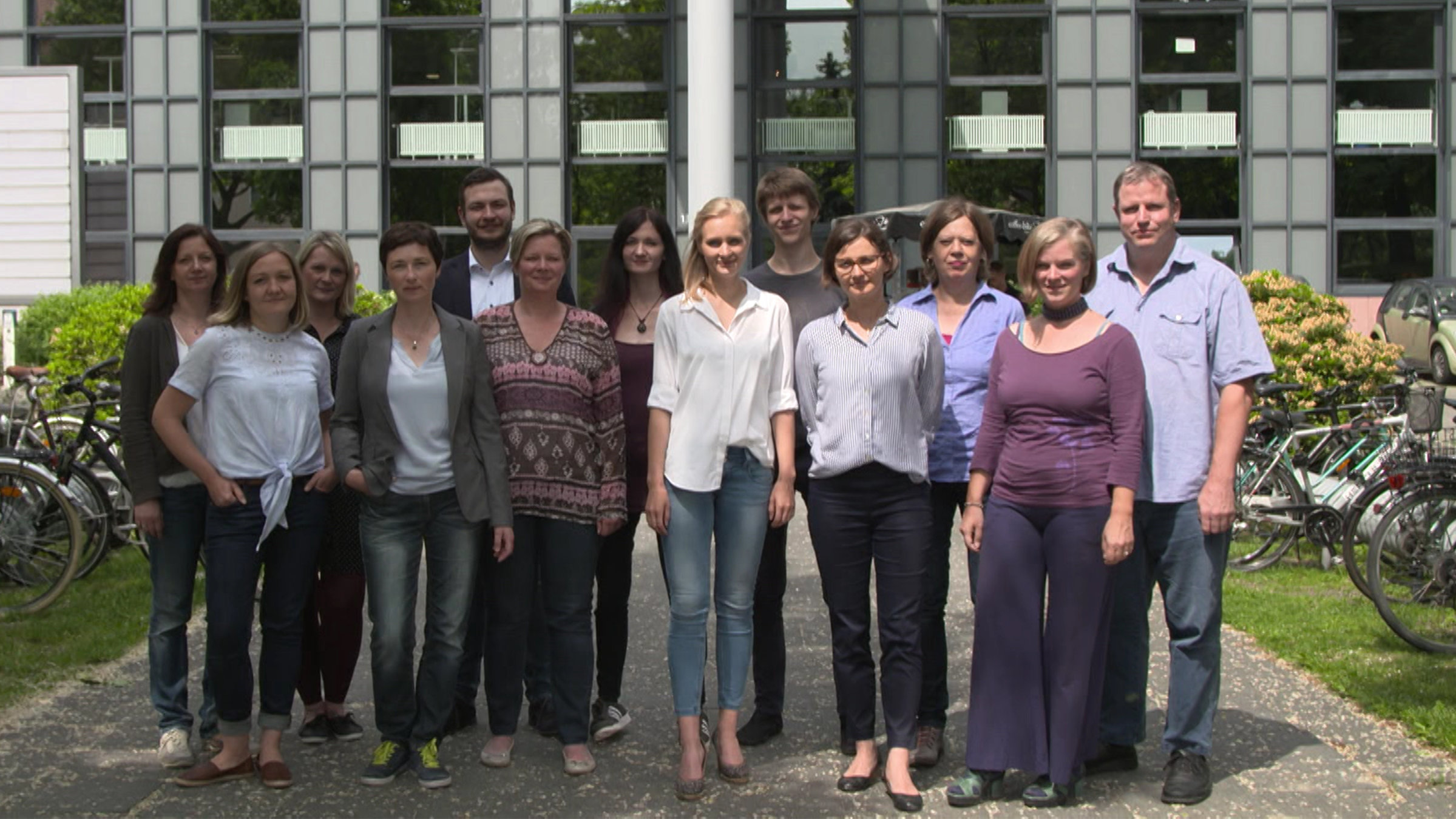 "ZDFzeit: Das verdient Deutschland - Der große Gehälter-Vergleich": Mitarbeiter einer Berliner Firma stehen in einer Gruppe vor einem Bürogebäude und schauen in die Kamera.