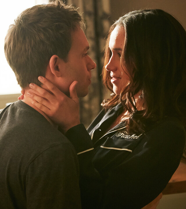 "Suits - Zwei vor, einen zurück": Mike (Patrick J. Adams) und Rachel (Megan Markle) schauen sich verliebt an und sind kurz davor, sich zu küssen.