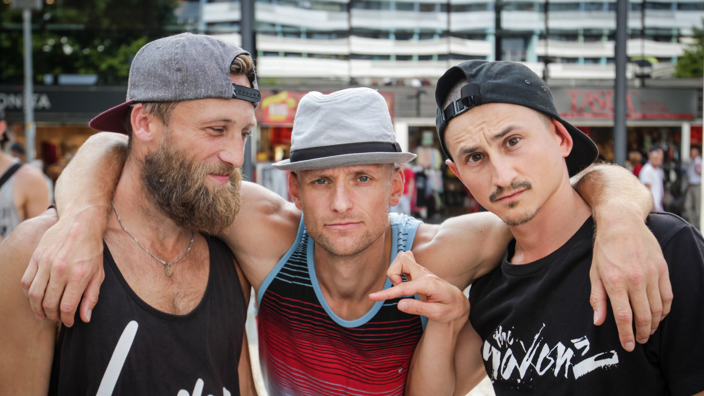 "Dance till you break - The Saxonz - Freundschaft": Rossi, Lehmi und Kelox bei einer Straßenshow in Dresden.