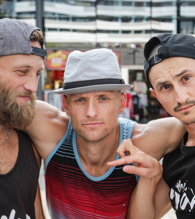 "Dance till you break - The Saxonz - Freundschaft": Rossi, Lehmi und Kelox bei einer Straßenshow in Dresden.