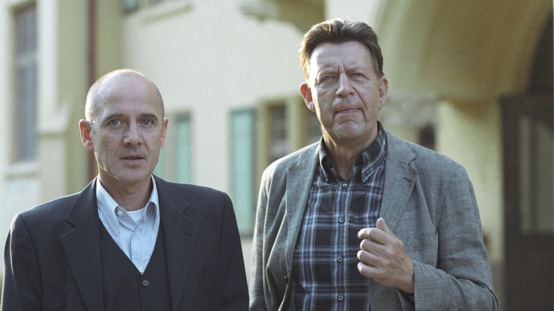 "Der letzte Zeuge - Martinspassion": Dr. Robert Kolmaar (Ulrich Mühe) und Kriminalhauptkommissar Joe Hoffer (Jörg Gudzuhn) in Großaufnahme.