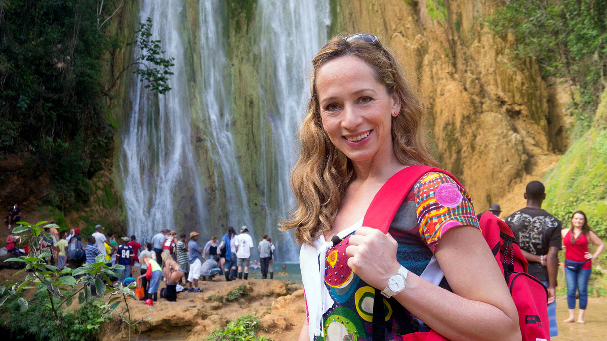 "Tamina in der Dominikanischen Republik": Einzigartige Natur zeichnet die Dominikanische Republik aus. Tamina Kallert besucht den schönsten Wasserfall des Landes bei El Limon.