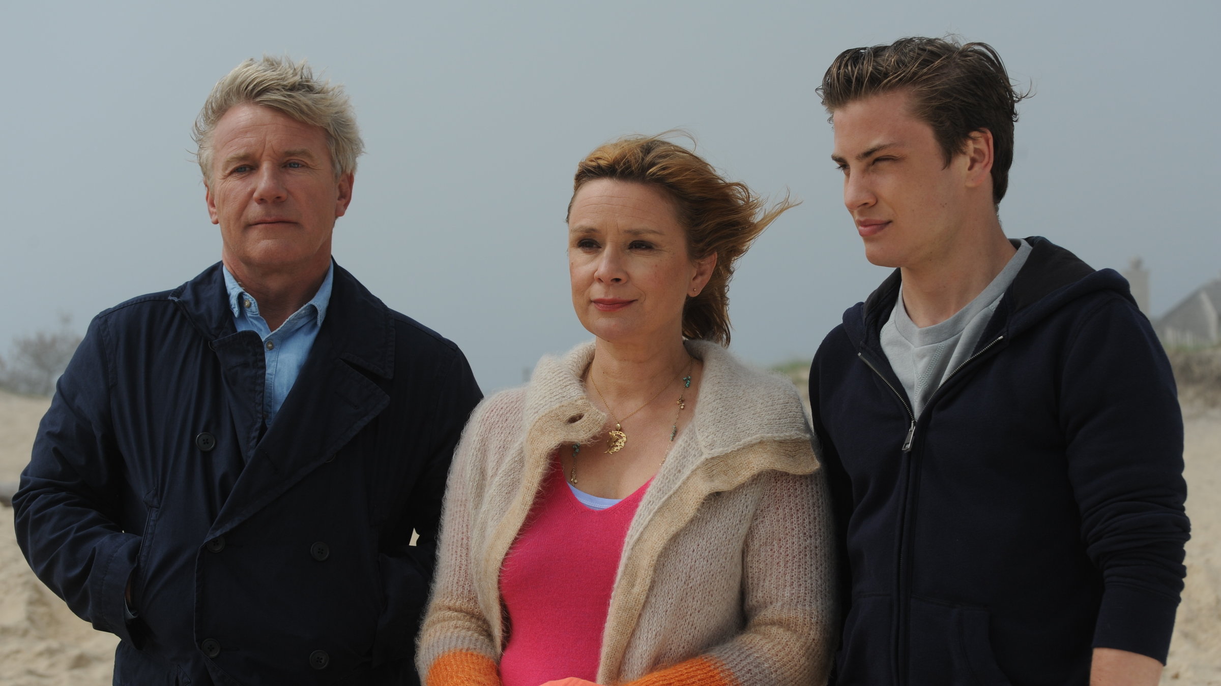 "Katie Fforde: Das Meer in Dir": Marie Franklin (Susanne Schäfer), ihr Sohn Thomas (Jannik Schürmann) und Daniel Swinton (Jörg Schüttauf) stehen am Strand und schauen aufs Meer hinaus.