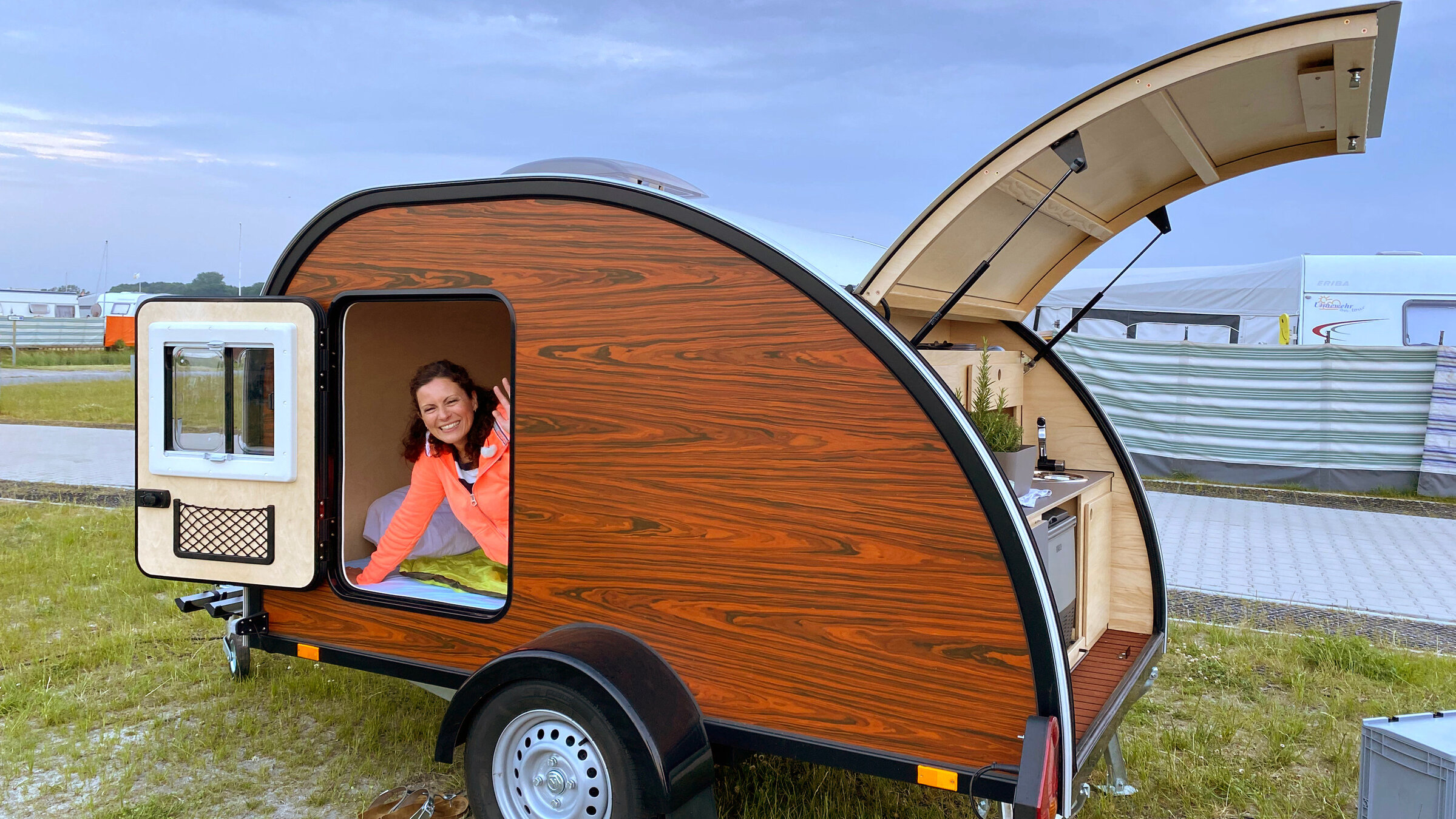 "Vom Jadebusen ins Ammerland": Mit ihrer Knutschkugel findet Anne Willmes immer ein freies Plätzchen für die Nacht – mal am Ufer eines Sees, mal in der ersten Reihe auf einem Campingplatz am Meer.