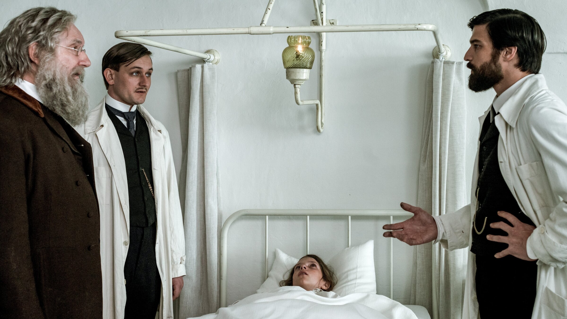 "Freud - Trauma": (v.li.): Rainer Bock (Prof.Dr. Theodor Meynert), Lukas Watzl (Leopold von Schönfeld), Zuzana Zvonícková (Clara von Schönfeld), Robert Finster (Sigmund Freud).