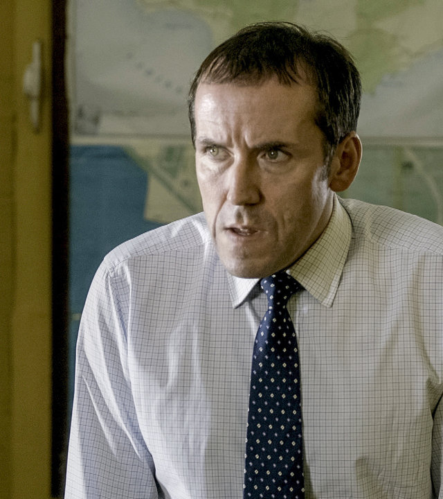 "Death in Paradise - Das Auge des Hurrikans": DI Richard Poole (Ben Miller) stützt sich auf beiden Armen ab und guckt fragend zur Seite.