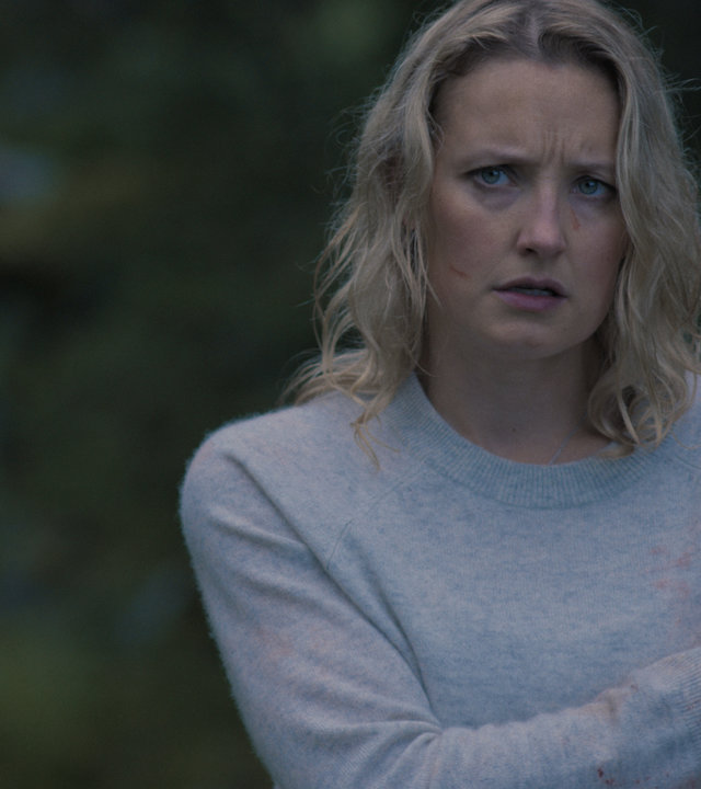 "Furia (1)": Ragna (Ine Marie Wilmann) steht im Wald und hält sich ihren blutenden Oberarm.