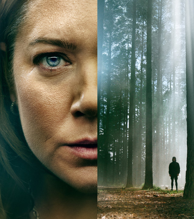 "Kommissar Beck - Tödliche Falle": Montage: Nahaufnahme der linken Gesichtshälfte von Alex (Jennie Silfverhjelm) neben einem Bild einer Person aus der Ferne, die in einer Waldlichtung steht.