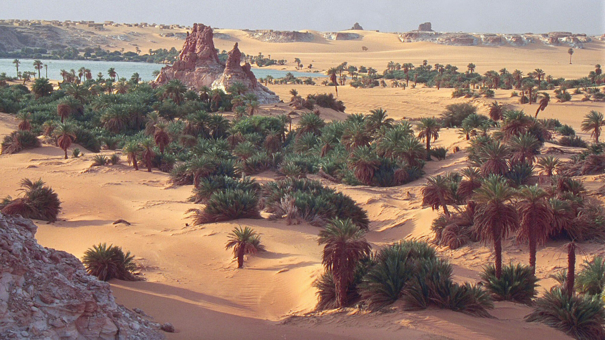 Eine Oase wie aus "Tausend und einer Nacht": Ounianga Kebir. Hier mitten im Tschad könnte einst eine der Quellen des Ur-Amazonas gelegen haben.