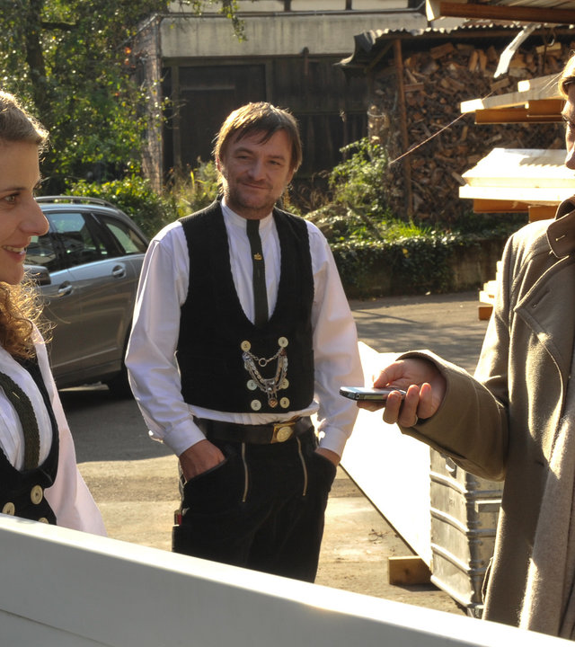 "SOKO Stuttgart - Schlitzohr": Die Zimmermannsfrau Karin Goldmann (Marie Rönnebeck), ihr Chef Peter Kahlert (Christian Kerepeszki) und Kommissarin Martina Seiffert (Astrid M. Fünderich) stehen redend auf dem Hof der Zimmermannswerkstatt.