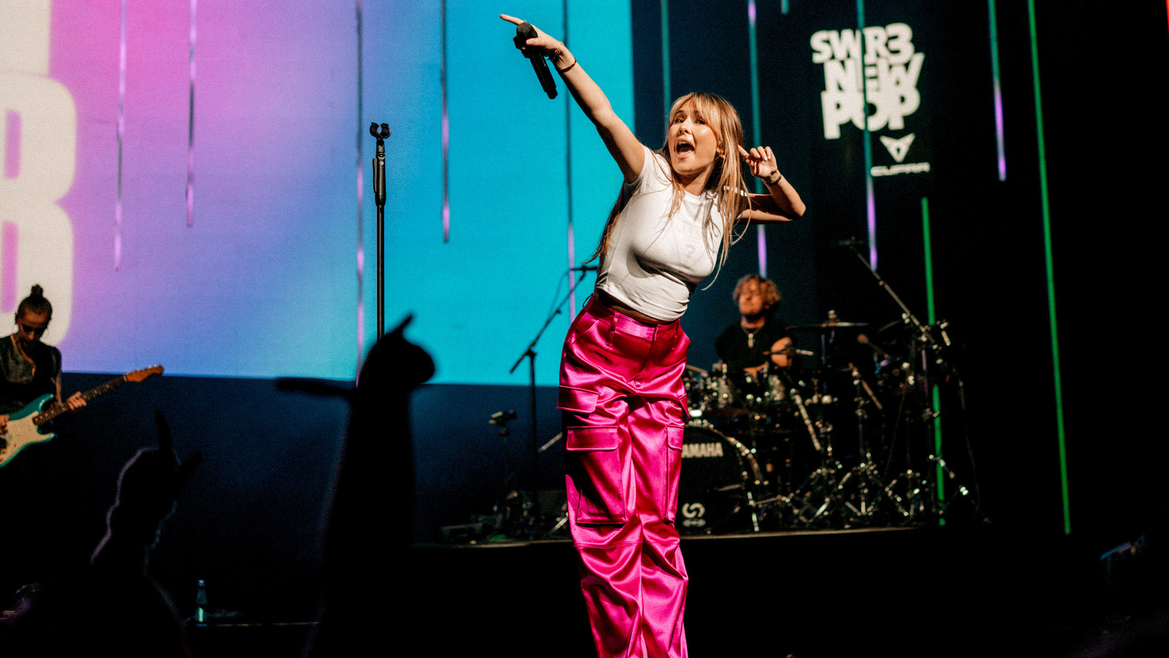 "SWR3 New Pop Festival 2023 - Mimi Webb": Mimi Webb - die britische Sängerin stand beim SWR3 New Pop Festival 2023 im Festspielhaus auf der Bühne.