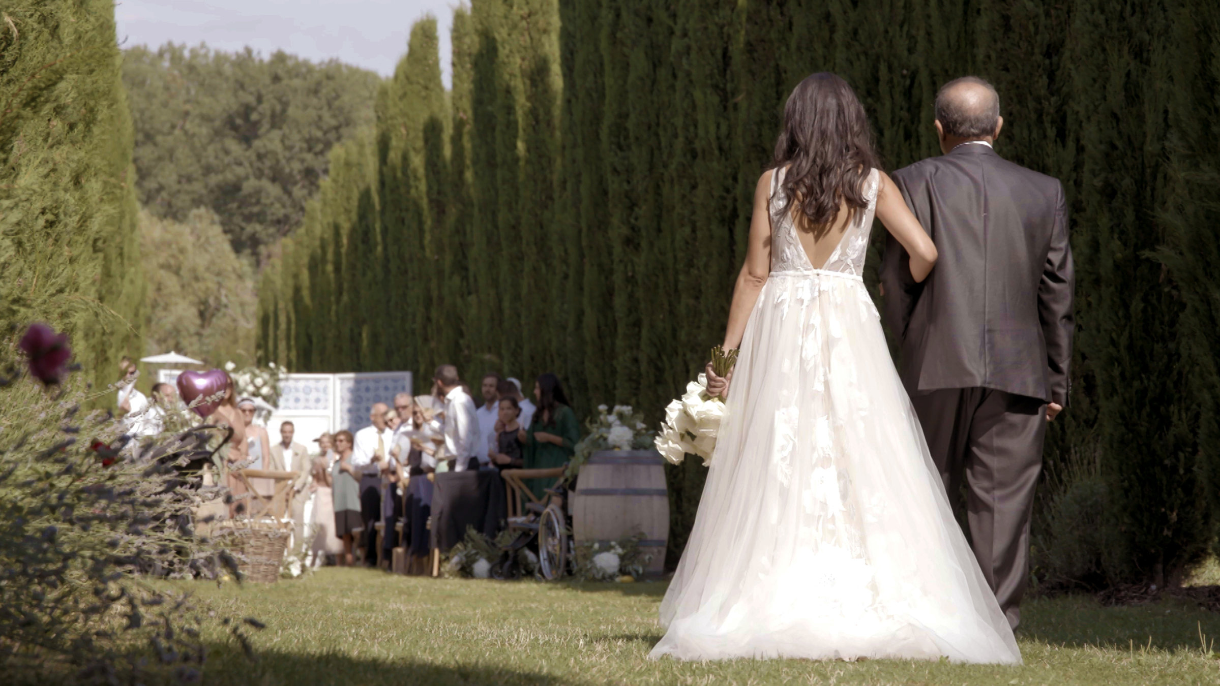 "37° Für immer und ewig - Wie Paare heute heiraten": Nadia und ihr Vater schreiten den Mittelgang entlang, auf dem Weg zur Trauung. Bräutigam Thomas wartet vorne am Backdrop auf die Braut.