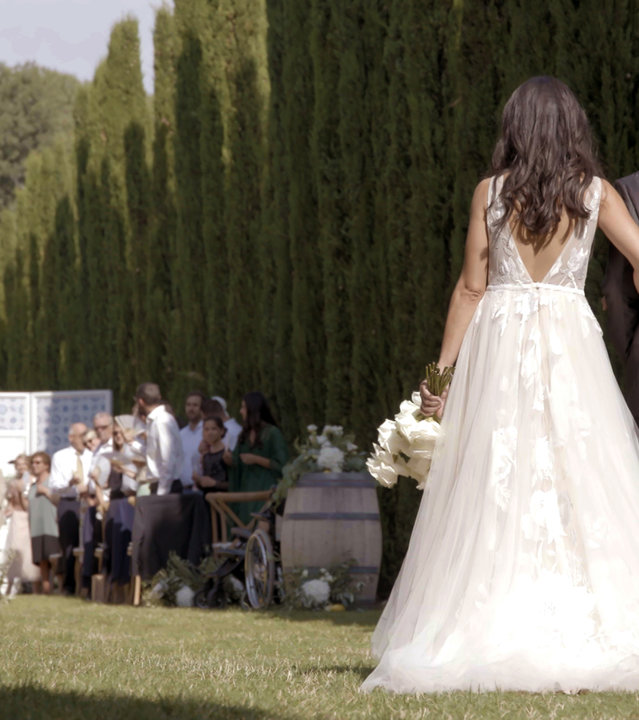 "37° Für immer und ewig - Wie Paare heute heiraten": Nadia und ihr Vater schreiten den Mittelgang entlang, auf dem Weg zur Trauung. Bräutigam Thomas wartet vorne am Backdrop auf die Braut.