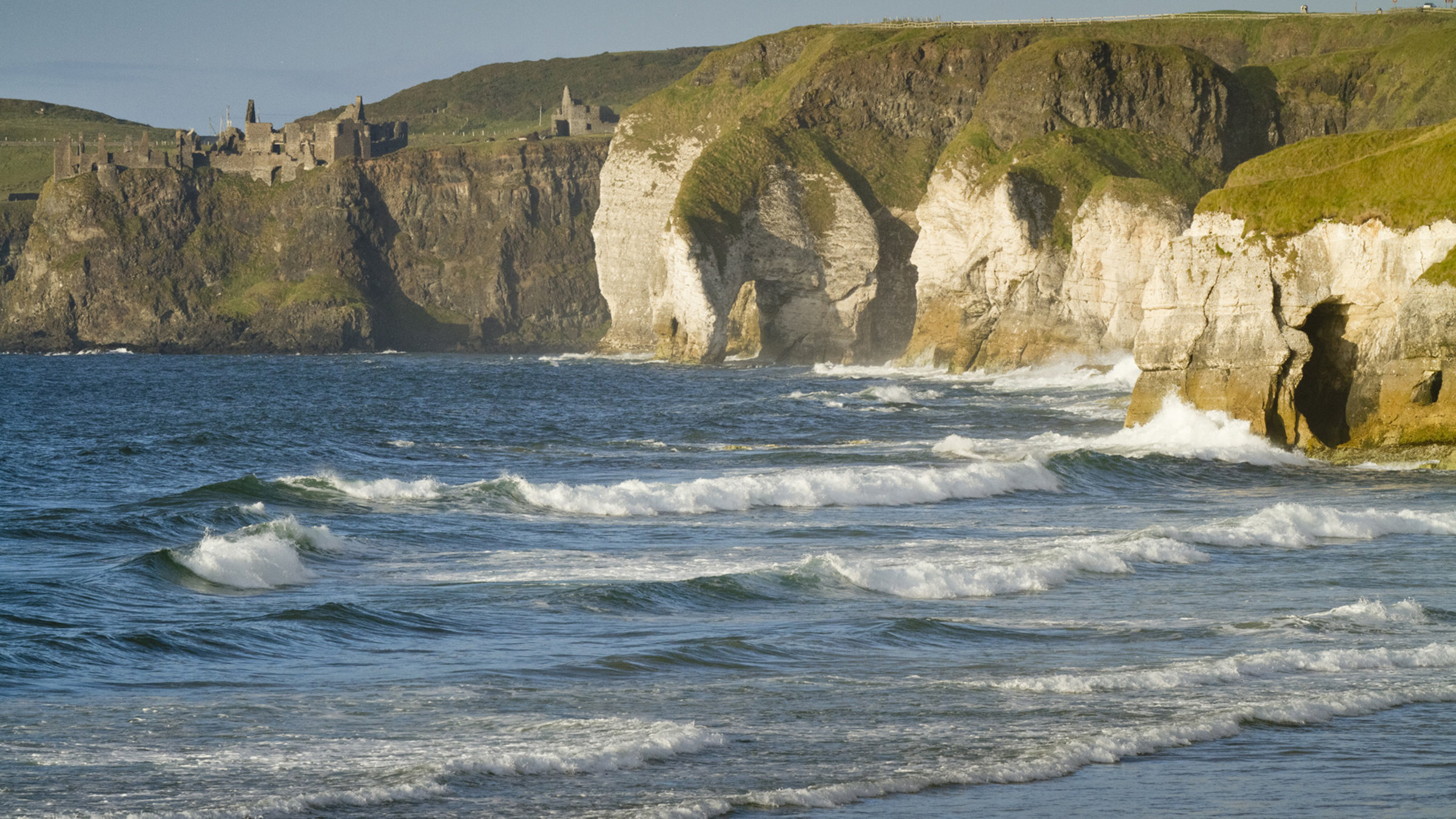 "Irlands Küsten (5/5) - Belfast und der Norden": Das Dunluce Castle, heute eine Ruine, thront an der Küste Nordirlands.