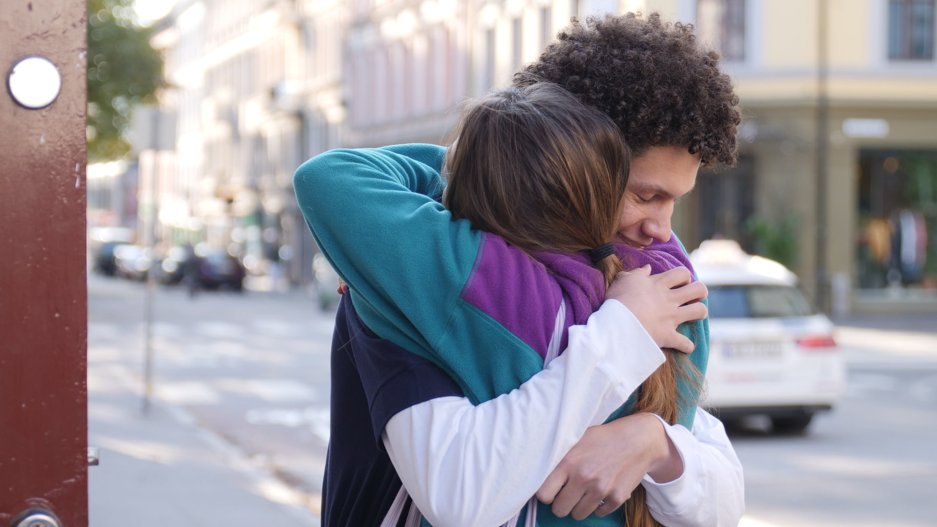 "About Saturday - Schutz": Klara (Darin Hagi) und Mo (Kayd Wacays) umarmen sich innig auf einer Straße.