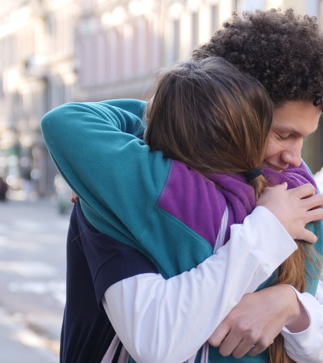 "About Saturday - Schutz": Klara (Darin Hagi) und Mo (Kayd Wacays) umarmen sich innig auf einer Straße.